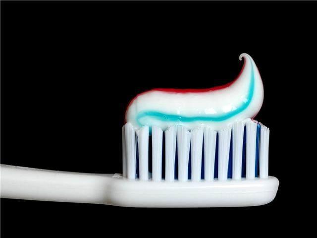 刷牙前牙膏要不要沾水? 很多人都做错了, 难怪