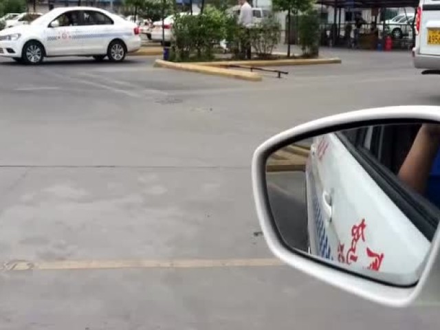 学车科目二：正确的驾驶姿势和后视镜的调整方法