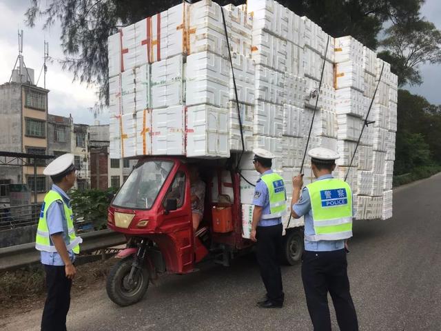 7月18日,南宁交警一大队在324国道上巡逻时,查获一起三轮车超高超载