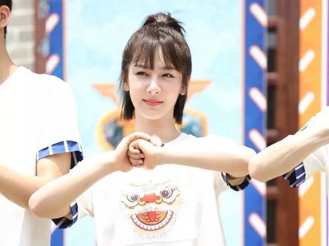 杨紫分手后首现身,眼睛红红像哭过一样,看来这