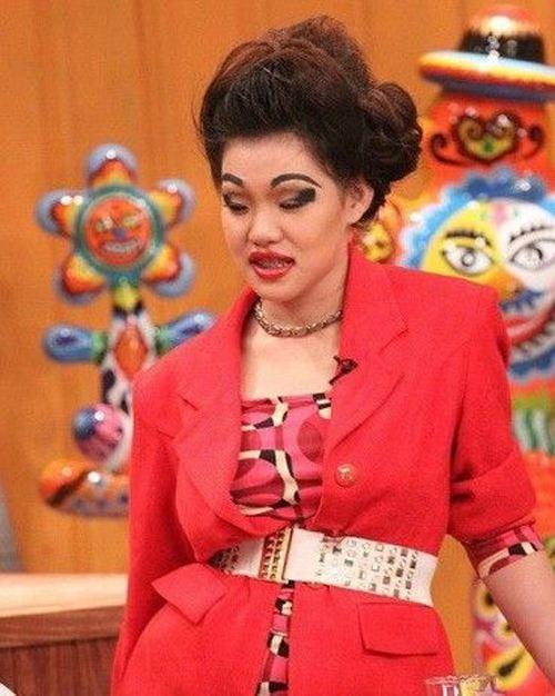 谢依霖宣布结婚，说8个字透露女谐星心酸，一细节证明老公大高个