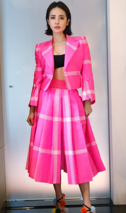 蔡依林真敢穿,只用一块黑布遮住让人浮想联翩