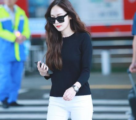 32岁杨幂和29岁郑秀妍同穿白色紧身裤,辣妈和