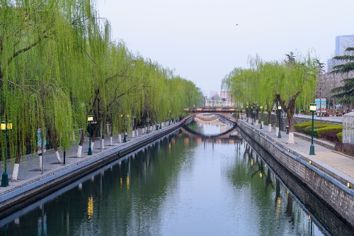风光摄影:华灯初上,济南护城河风景如画