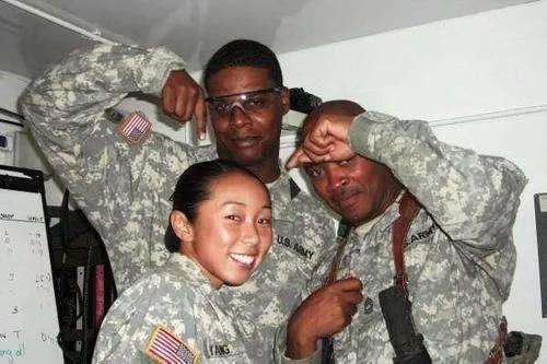 苦等整整七年,这位华裔女兵拿到绿卡后激动表