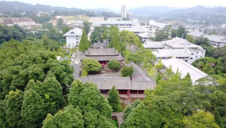名山中学成为四川省一级示范性普通高中