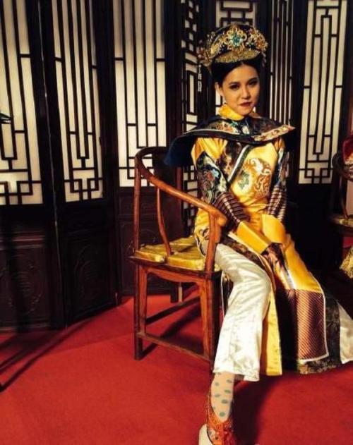 谢依霖宣布结婚，说8个字透露女谐星心酸，一细节证明老公大高个