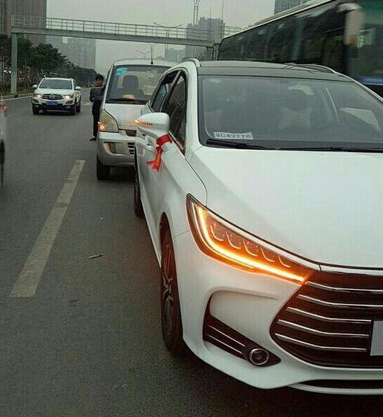 刚提比亚迪宋MAX, 回家路上就被追尾, 车主: 这质量让我很欣慰