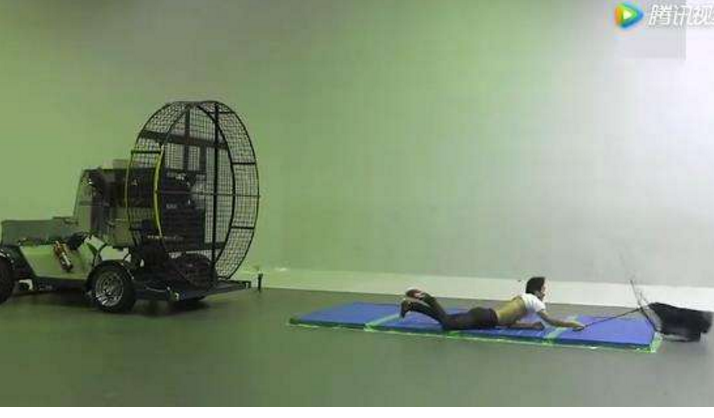 小伙作死模拟台风实验,轻松将成年人吹飞,事实