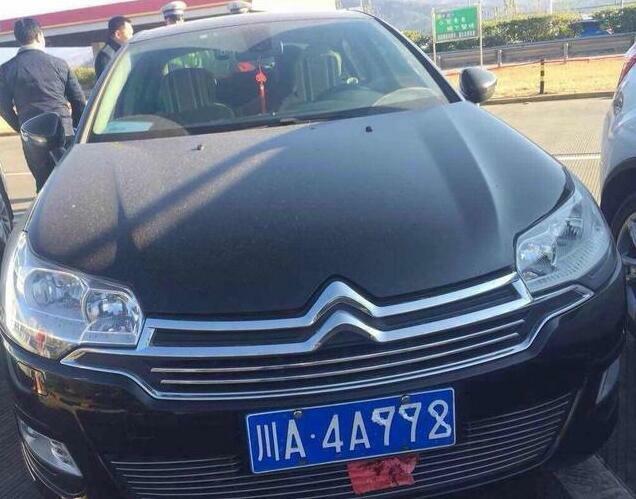 这种行为一经发现就扣12分!你还敢用4s店送的车牌框吗?