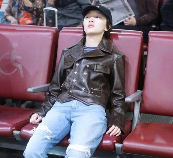 明星的坐姿:张一山逗笑杨紫,黄子韬偷学千玺,他