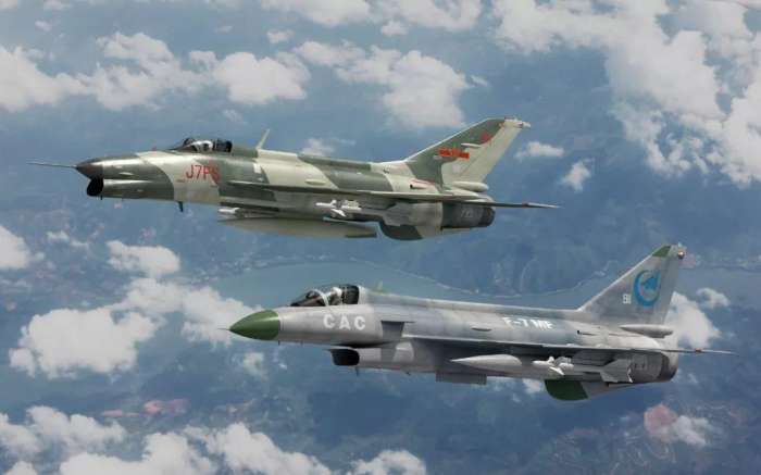 空军之痛!目前,仍有350架以上的二代机歼7,在