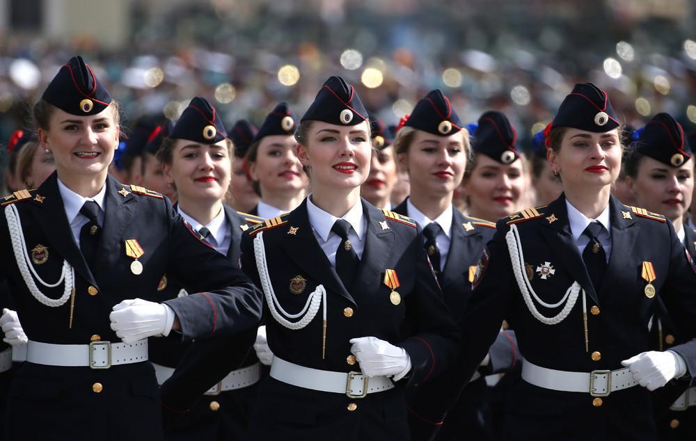 俄罗斯最新阅兵照解密: 惊艳的是女兵, 亮点却是鸽子