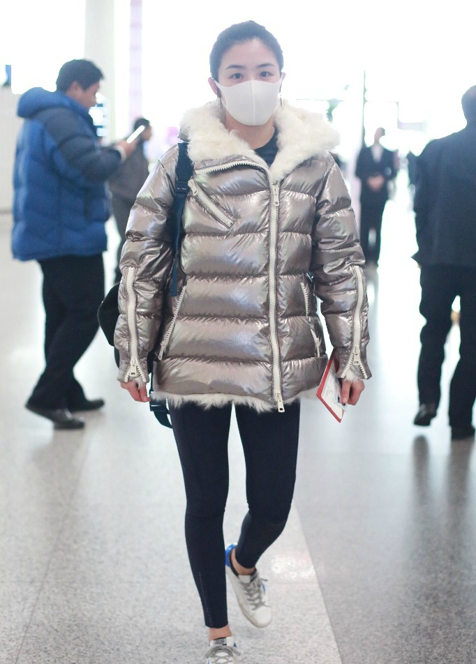 2018年2月28日,北京,张含韵现身机场