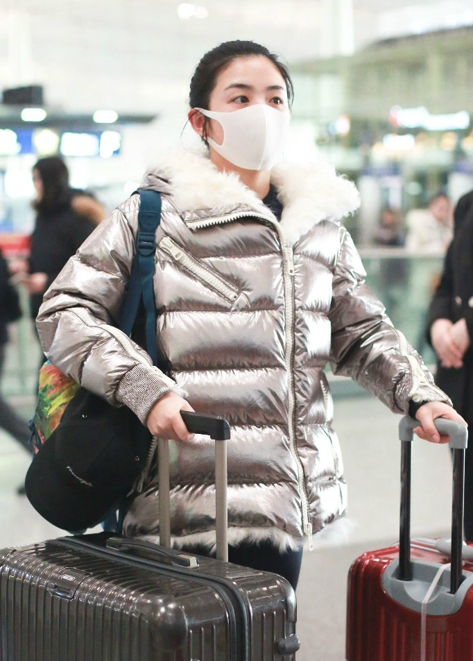 2018年2月28日,北京,张含韵现身机场