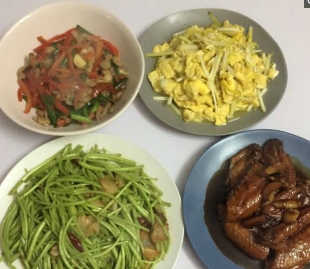 90后程序员发工资后女朋友做一桌好菜犒劳他