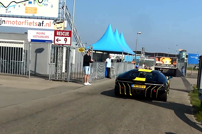 这台兰博基尼现身街头，不少人围着拍照，如今身价翻了4倍