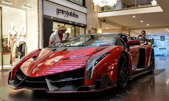 老板花千万买辆豪车想炫耀, 但没想到却是如此尴尬