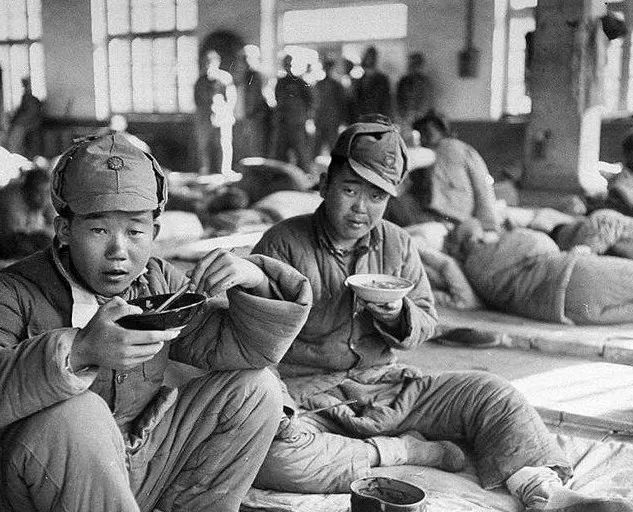 这一张照片是美战地记者拍摄的淮海战役时国军士兵战斗前夕,国民党