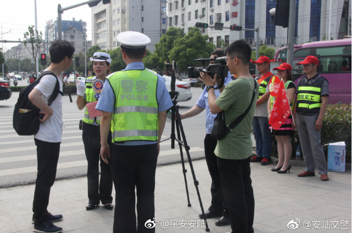 安陆交警开展外卖电动车和机动车不礼让斑马线