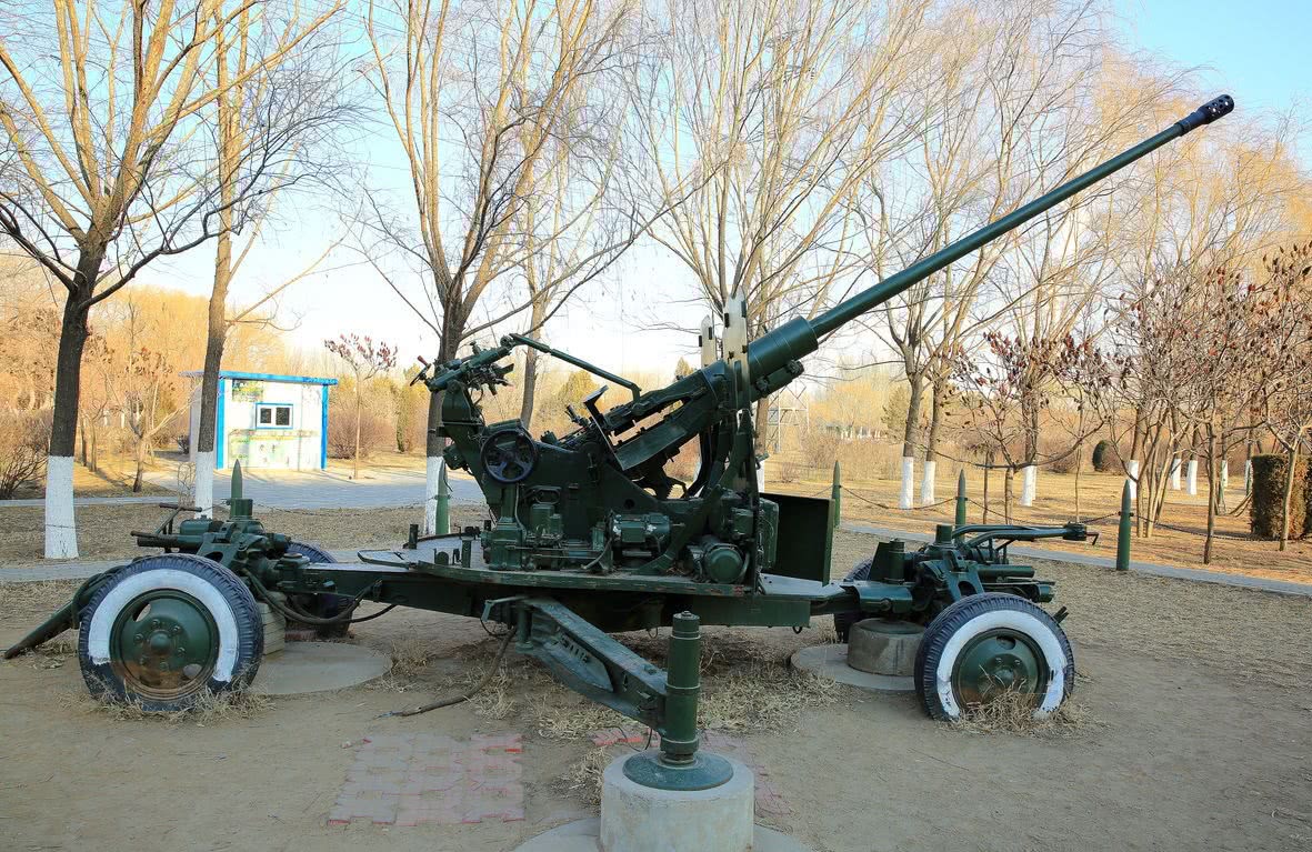 高射炮为什么要在空中爆炸?