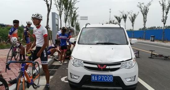 自行车队乱上机动车道, 被五菱宏光团灭: 要赔20万修自行车