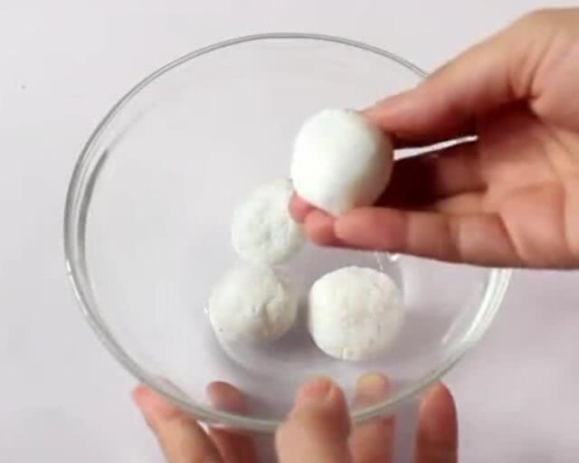 洗衣服时,在洗衣机里放两粒这样东西,多脏的衣