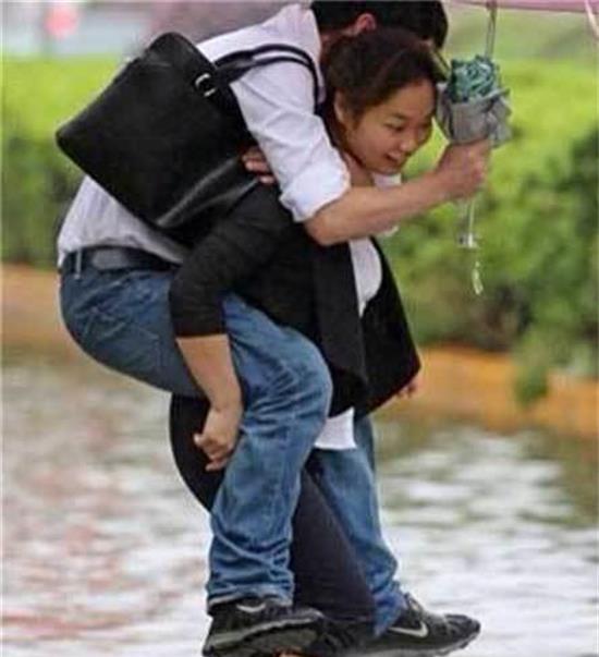 女友背着男友趟水,多少人羡慕不已啊.