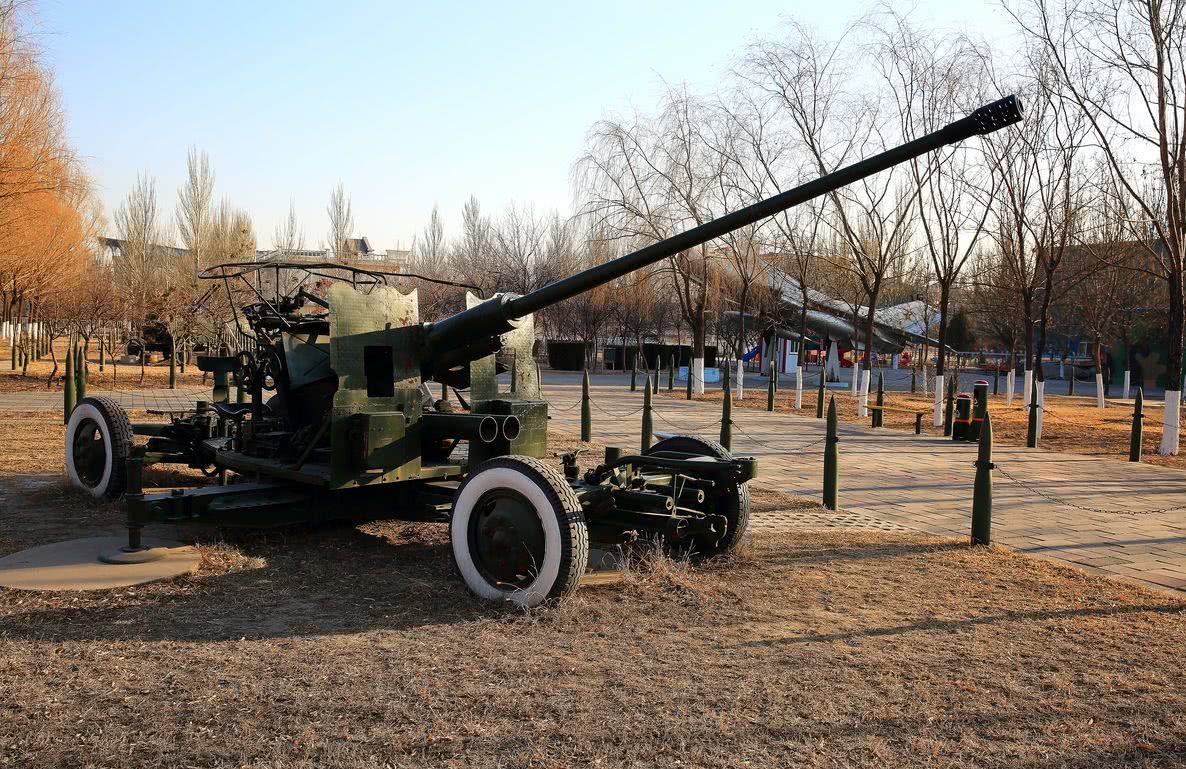 高射炮为什么要在空中爆炸?