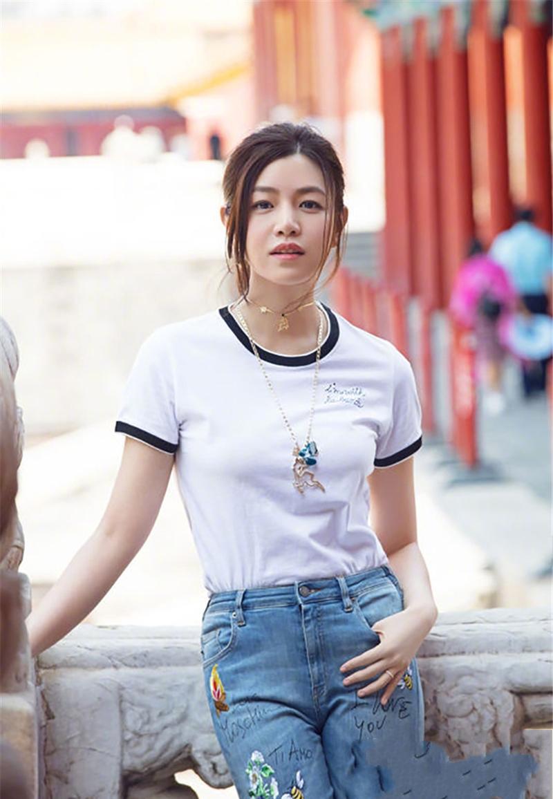 陈妍希穿白色T恤配牛仔裤, 微胖女神清纯甜美