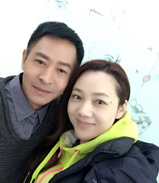 她是美女主持人,嫁给神秘老公生下三个孩子,45岁幸福成这样?