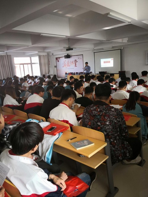 中国大学生志愿者网组织开展义卖志愿服务活动