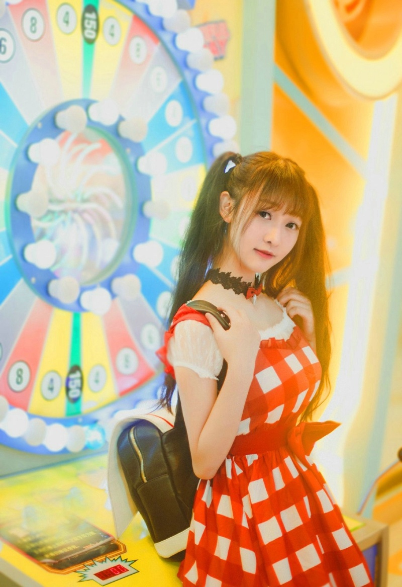 电玩城内的双马尾可爱少女清纯可人写真