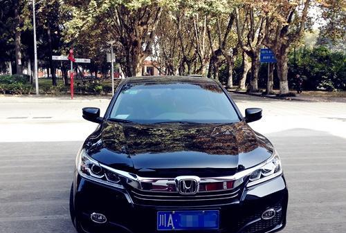 清洁工悄然学雷锋，把雅阁新车全车擦花，你见过这样奇葩的事吗？