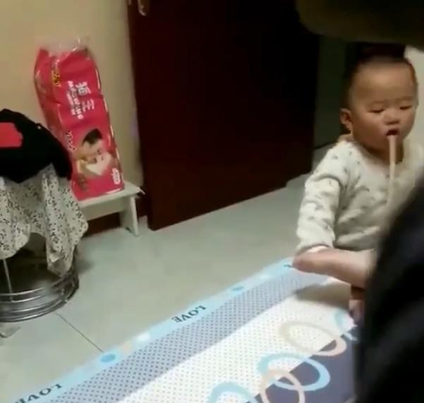 小宝偷偷闻了一下爸爸的脚丫，下一秒亮了