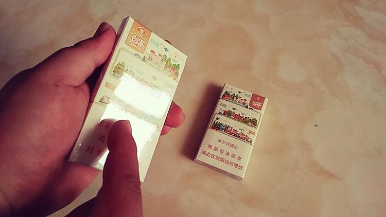 辨别真假烟最简单的方法,只需折一下香烟,再也