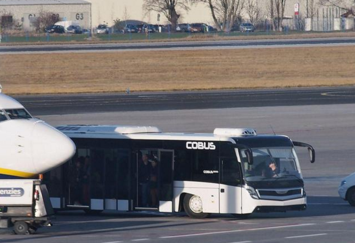 机场没座位的“公交车”，车身重达20吨，售价高达400多万