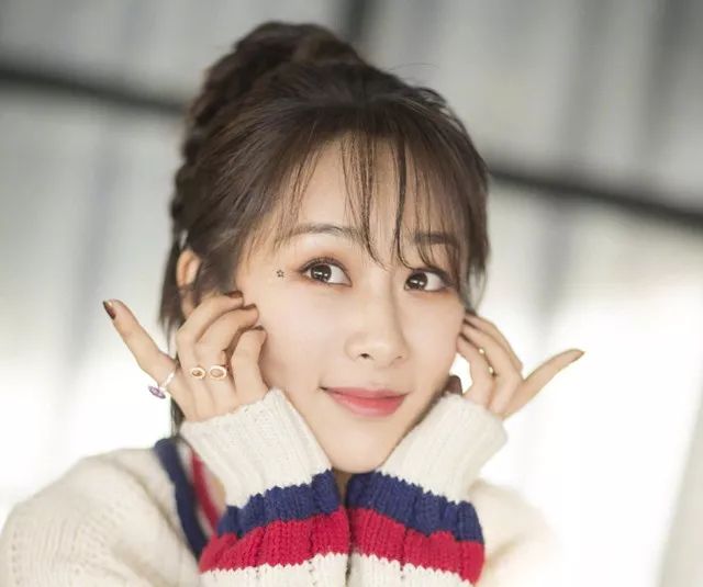 杨紫分手后首现身,眼睛红红像哭过一样,看来这