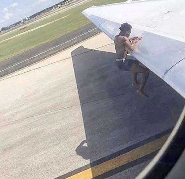 搞笑gif图片笑话:堂弟鼻青脸肿的去相亲,美女一