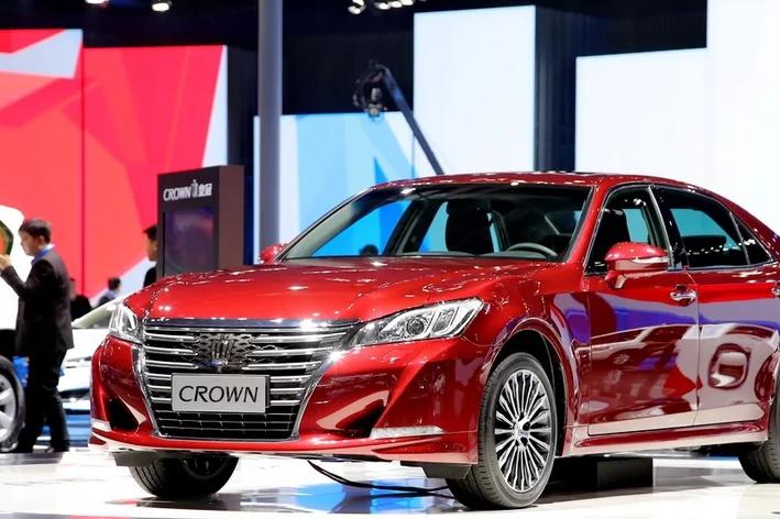 2018最新款皇冠，搭载2.0T发动机，L4气缸，动力逆袭了