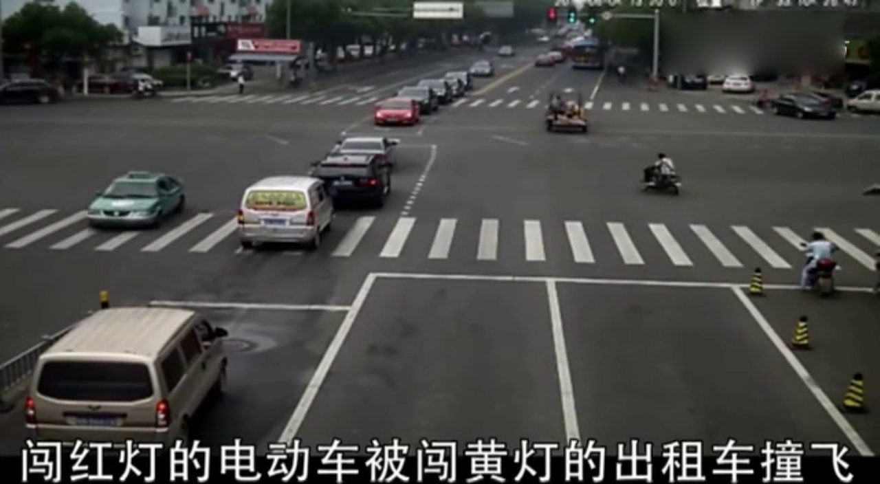 3辆电动车同时疯狂闯红灯，而他却被出租车终结
