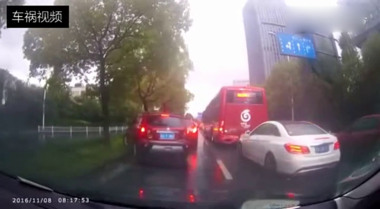 暴脾气小SUV等不及红灯，霸气的掉头方式亮了