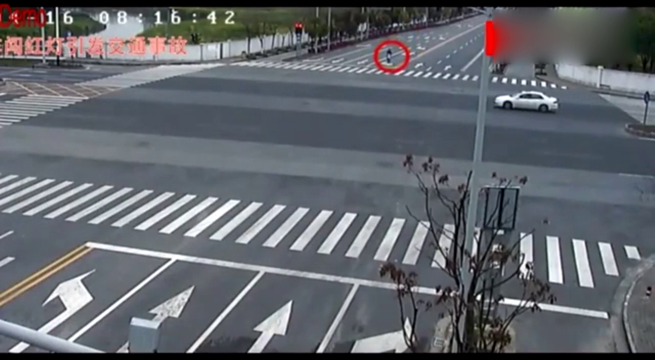 电动车肆无忌惮闯红灯，被轿车惨撞，飞出十几米！