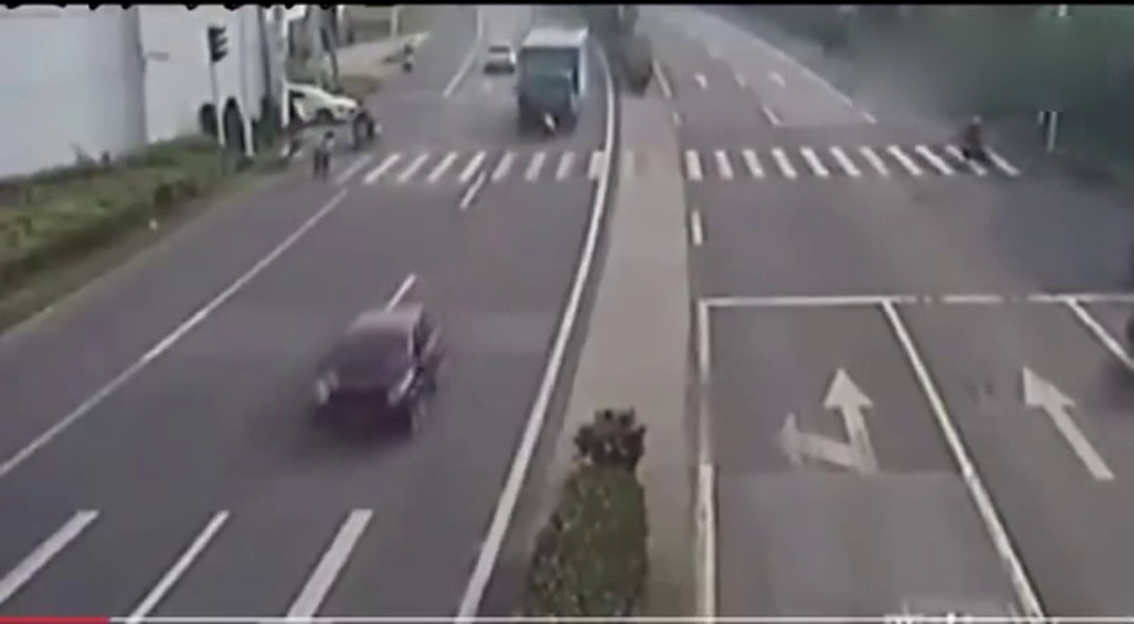 电动车毫无畏惧和大货车抢道，他以为大货不敢撞他！