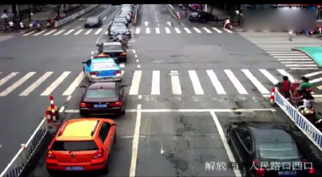 电动车2秒都不愿等，肆意闯红灯，这结局也是意料之中！