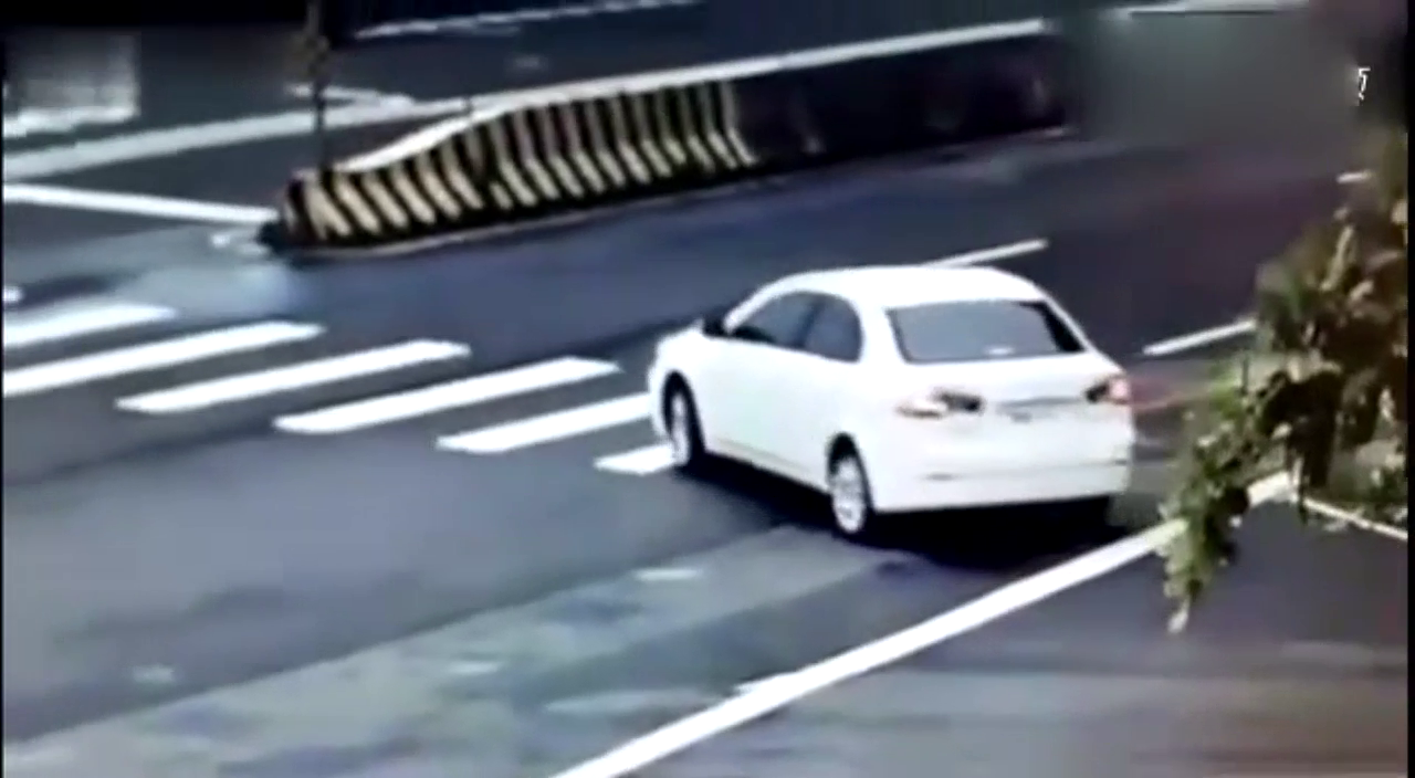 电动车闯红灯撞车下来就动手，被轿车司机摁在路上差点打死！