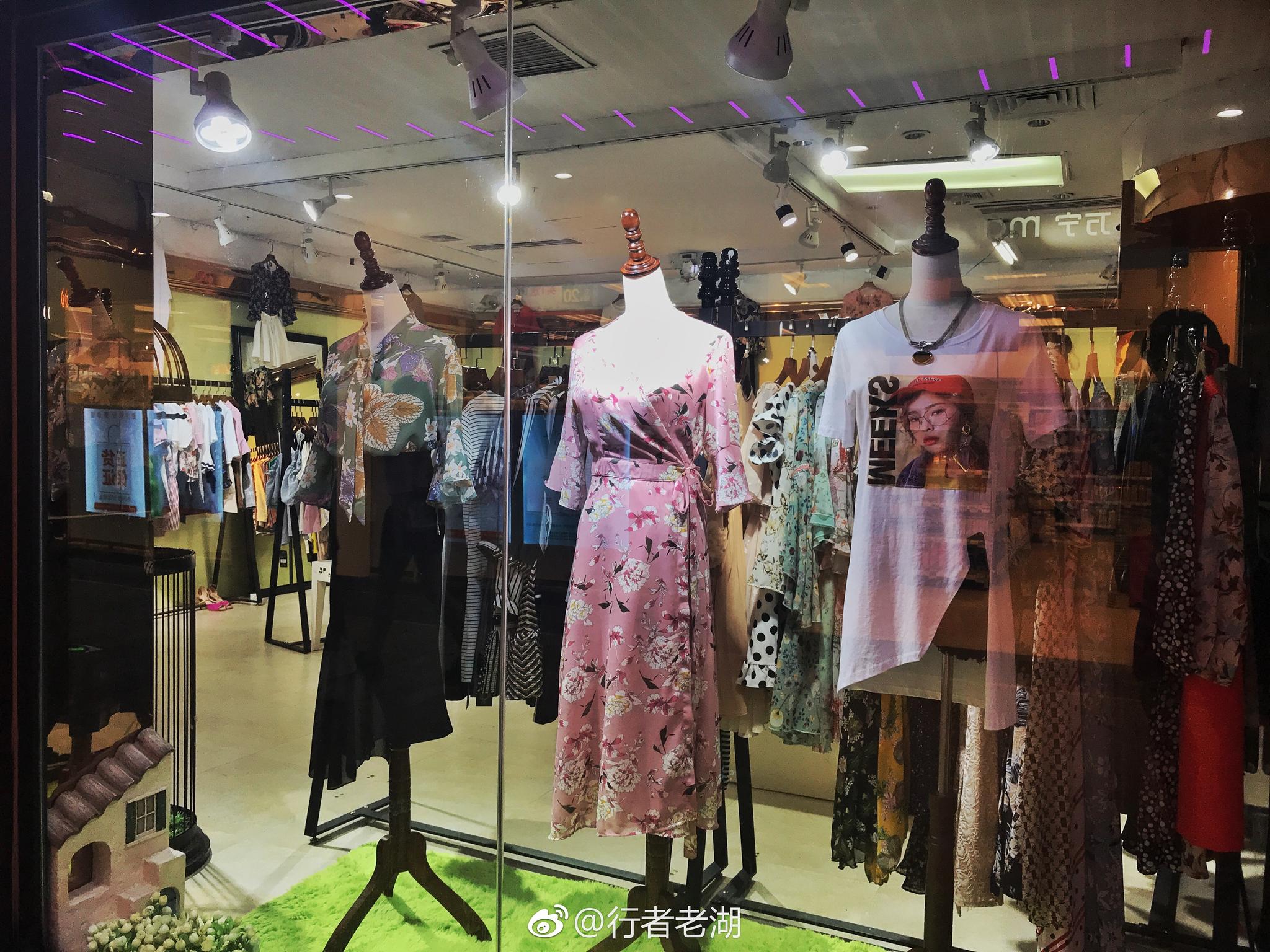 深圳地铁站里有许多地下商业街,只是小摊小店