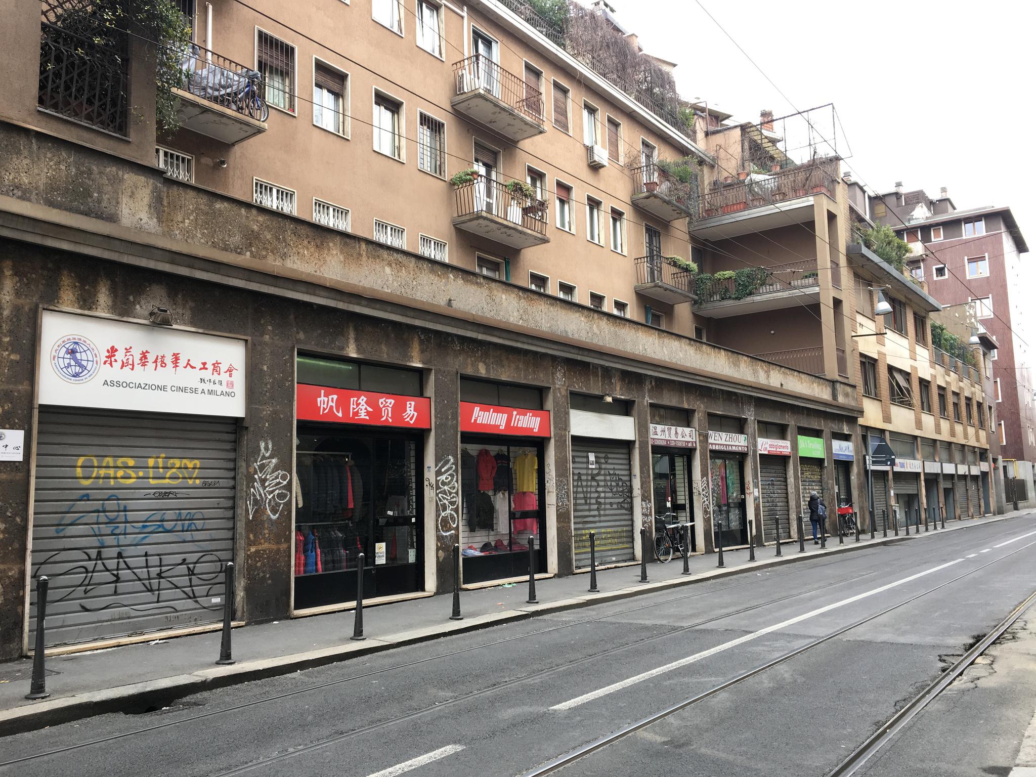 因为现在是春节,很多店铺都关门,唐人街上挂满了红色的灯笼.