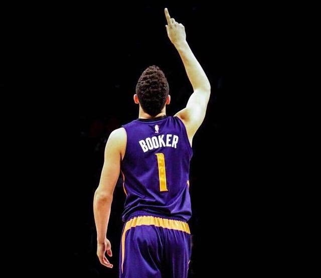 德文-布克和戈尔吉-吉昂发生冲突,两人都被驱逐出场 图片