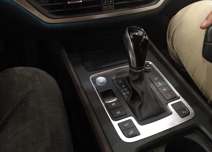 比亚迪全新唐二代到店,燃油版2.0T仅15万,销售说这是AT变速箱